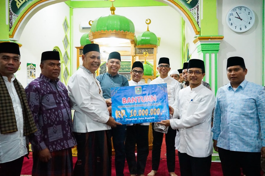 TSR Kabupaten Solok dipimpin Bupati Epyardi serahkan bantuan kepada pengurus   Masjid Raya Singkarak